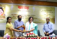 অনন্যা সাহিত্য পুরস্কার-১৪২৭ পেলেন ঝর্না রহমান