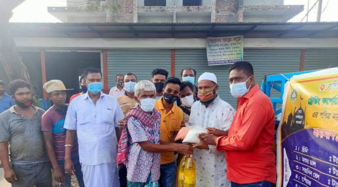 শ্রীনগরে টিসিবির পণ্য বিক্রি