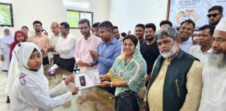 লৌহজংয়ে শিক্ষার্থীদের মধ্যে ট্যাব বিতরণ