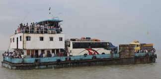 শিমুলিয়া ও বাংলাবাজার ঘাটে পণ্যবাহী গাড়ির চাপ বেড়েছে, বাড়ানো হয়েছে ফেরির সংখ্যা