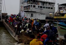 ঈদ যাত্রায় শিমুলিয়া ঘাটে জমানো সব গাড়ি ফেরত যাওয়ার নির্দেশ;পদ্মা সেতুর কনস্ট্রাকশন ইয়ার্ডে আকস্মিক ভাঙন
