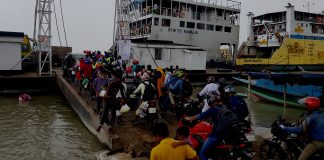 ঈদ যাত্রায় শিমুলিয়া ঘাটে জমানো সব গাড়ি ফেরত যাওয়ার নির্দেশ;পদ্মা সেতুর কনস্ট্রাকশন ইয়ার্ডে আকস্মিক ভাঙন